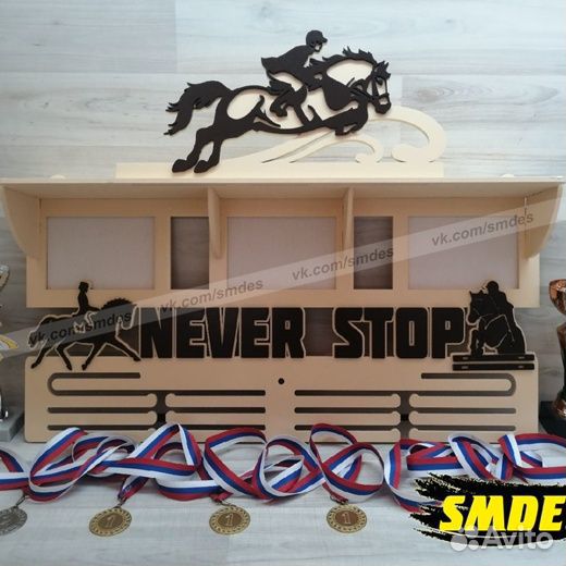 Медальница с полкой