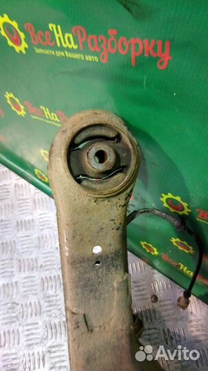 Кулак задний правый Mitsubishi Carisma седан 1.6