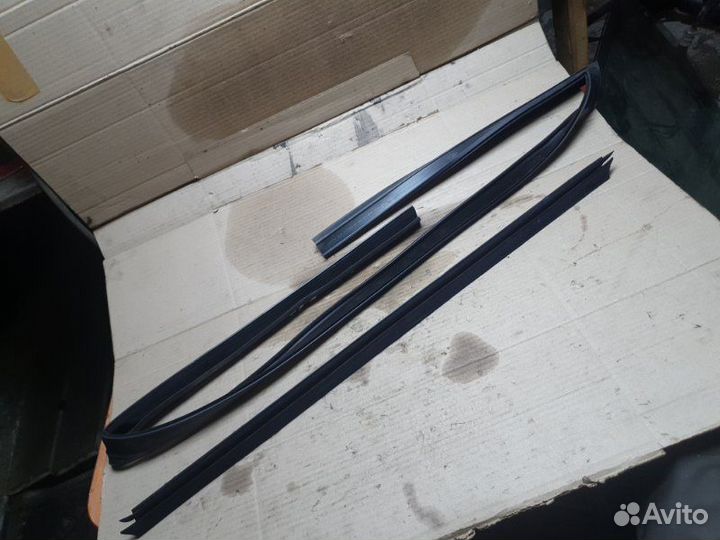 Направляющая стекла двери передняя левая Bmw