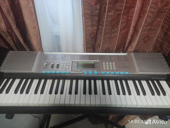 Синтезатор casio Lk- 220