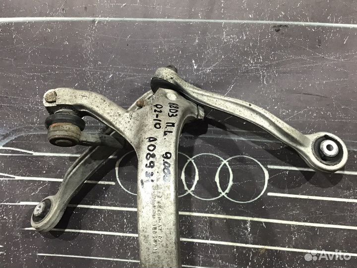 Кулак передний левый Audi A8 D3