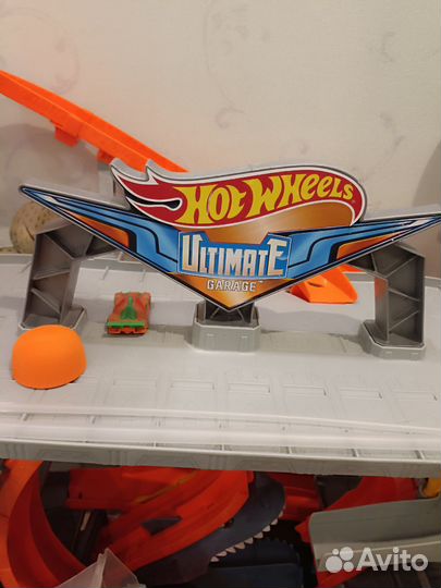 Hot wheels невообразимый гараж с акулой