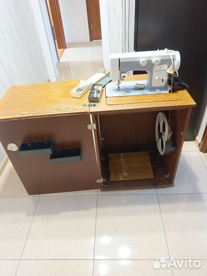 Швейная машина Чайка 142м