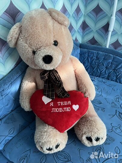 Большой плюшевый медведь