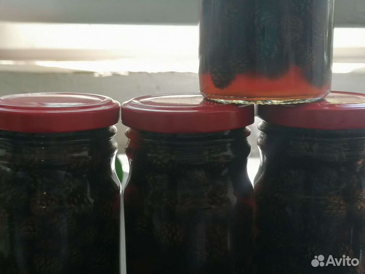 Варенье из сосновых шишек, чёрной смородины