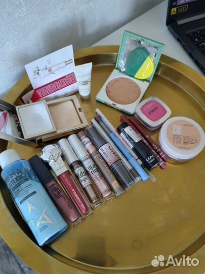 Набор косметики - помада, блеск, румяна, пудра