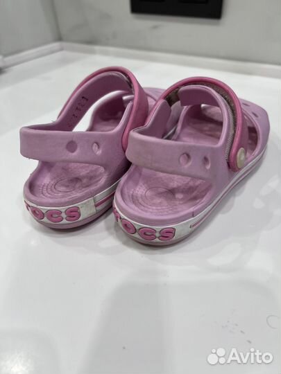 Сандалии для девочки crocs