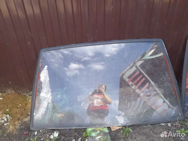 Стекло заднее
