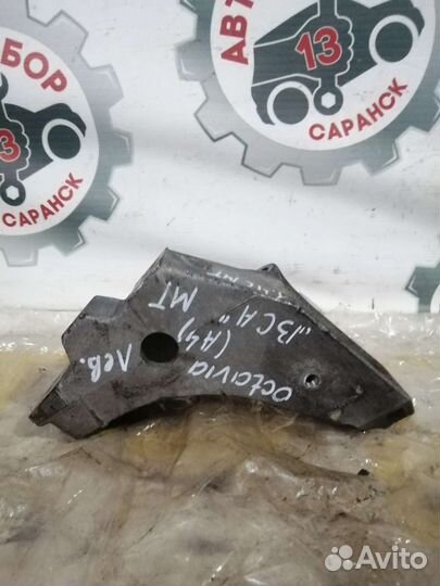 Кронштейн двигателя левый Skoda Octavia A4, BCA