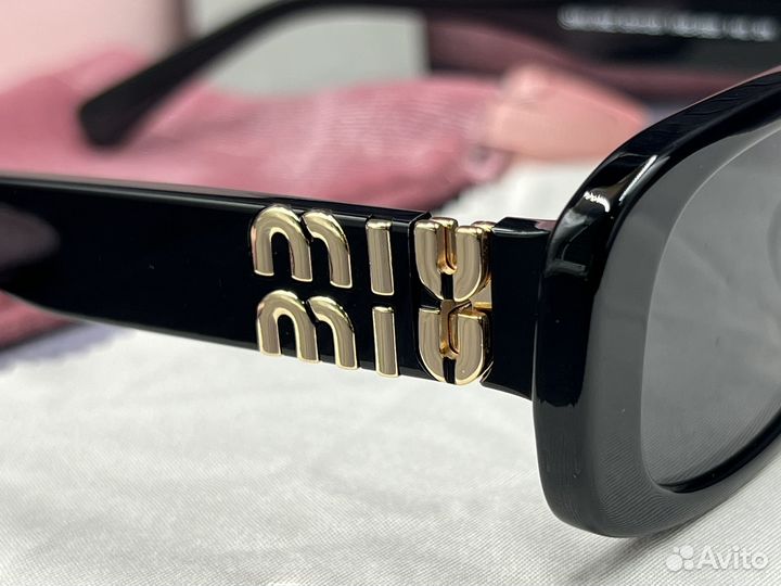 Солнцезащитные очки Miu Miu