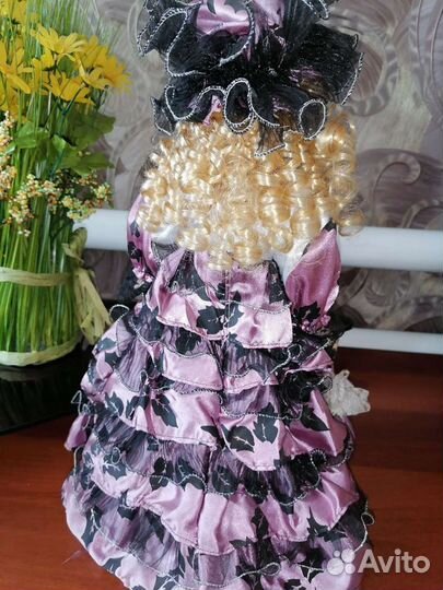 Кукла фарфоровая