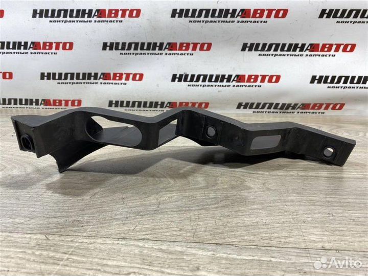 Кронштейн переднего бампера правый Volkswagen