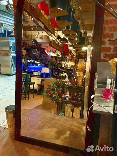 Большое зеркало в раме из массива