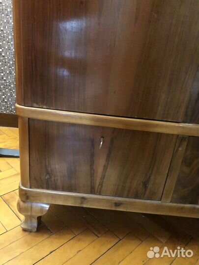 Антикварный шкаф