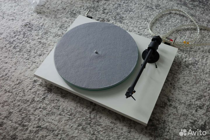 Виниловый проигрыватель Pro-Ject T1 Satin White