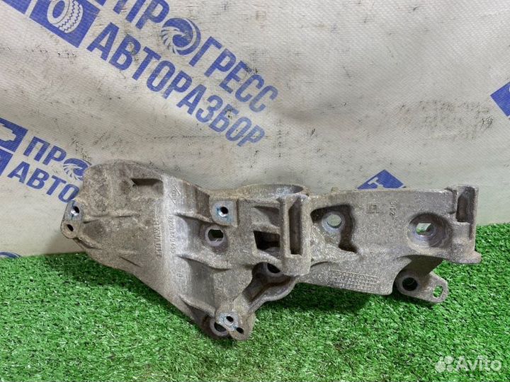 Кронштейн генератора Renault Fluence седан 1.6