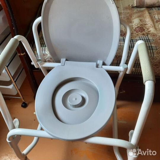 Санитарное кресло для инвалидов с ведром