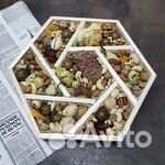 Подарочная менажница с орехами и шоколадом