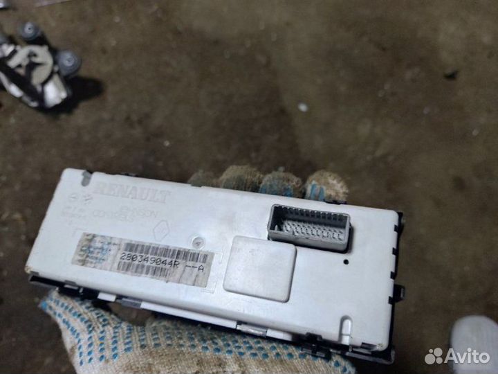 Дисплей информационный Renault Megane 3