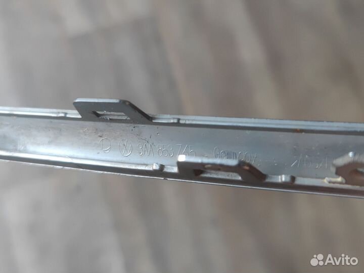 Молдинг передней решетки бампера vw Passat b7