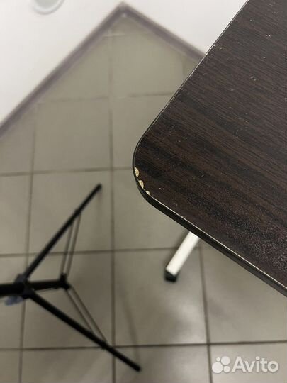 Медицинский столик на колесиках