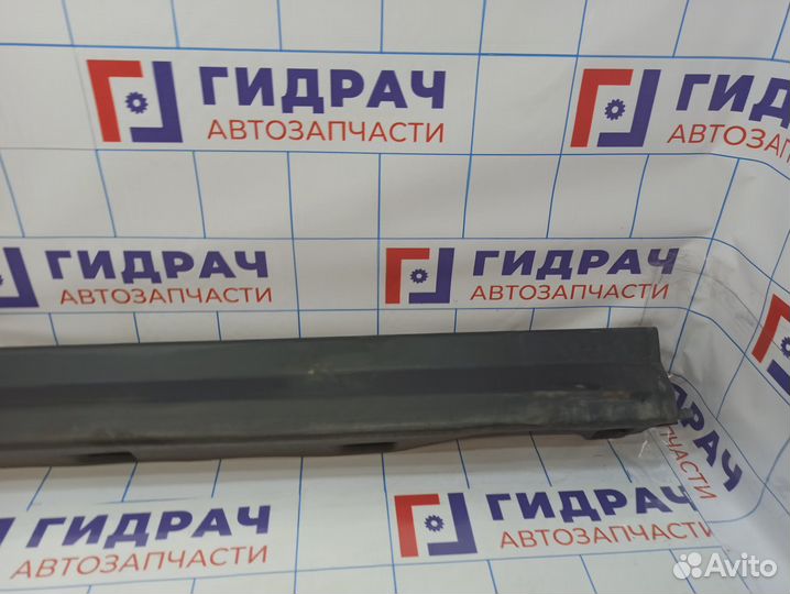 Накладка на порог (наружная) правая Land Rover Freelander 2 LR001680