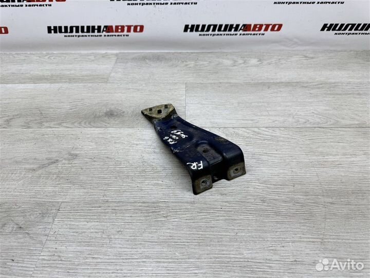 Кронштейн крыла правый Volkswagen Passat B6 седан