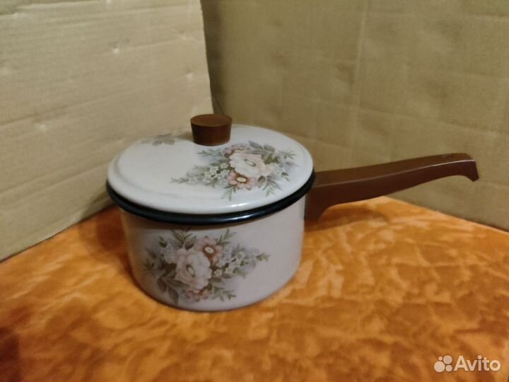 Эмалированные кастрюля и ковшик