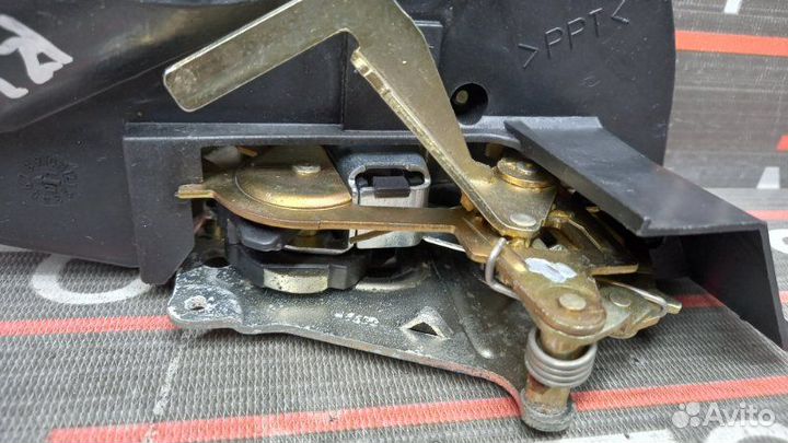 Замок двери задний левый Mercedes-Benz E-Class