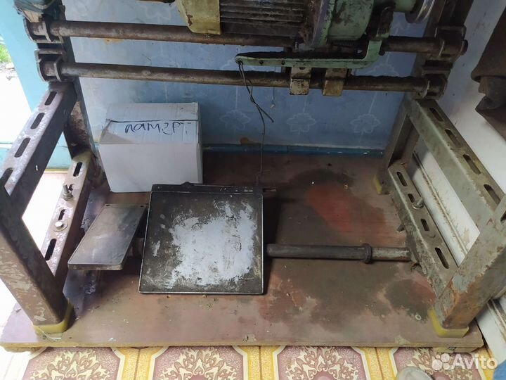 Профессиональная швейная машинка