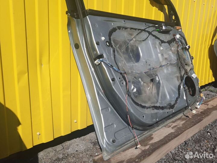 Avensis дверь передняя левая