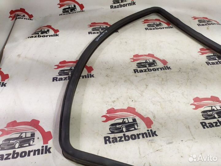 Уплотнитель стекла двери передний правый Mercedes