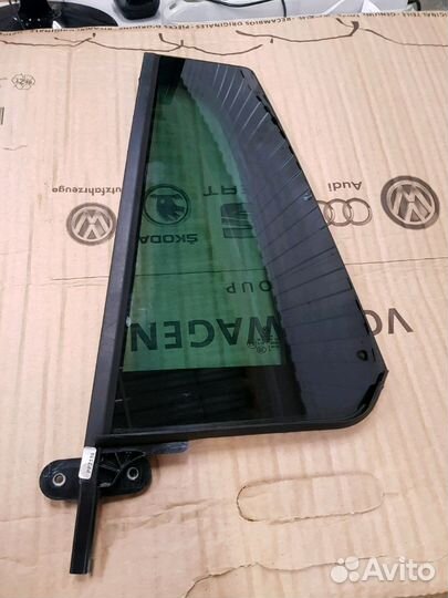 Стекло боковое малое заднее левое 5NA845213E