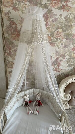 Детская кроватка с маятником