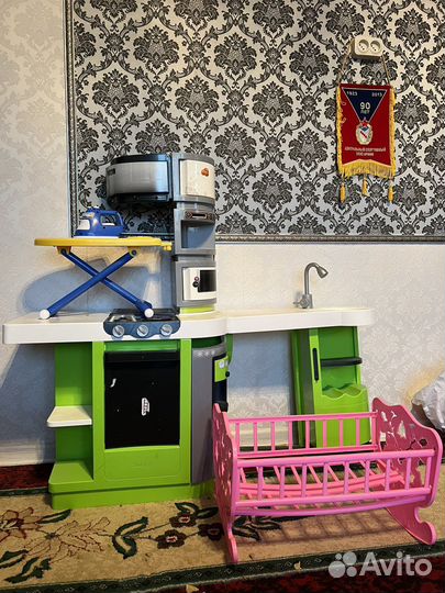 Кухня, гладильная доска и кроватка