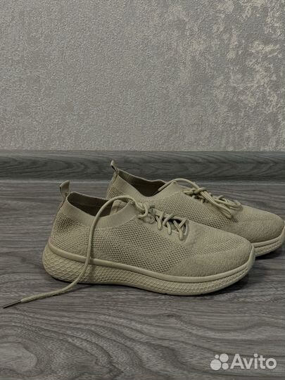 Кроссовки женские