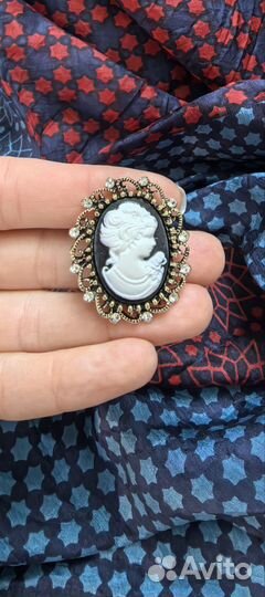 Брошь камея
