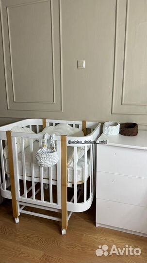 Детская кроватка с маятником