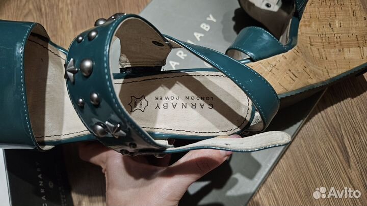 Босоножки на танкетке Carnaby