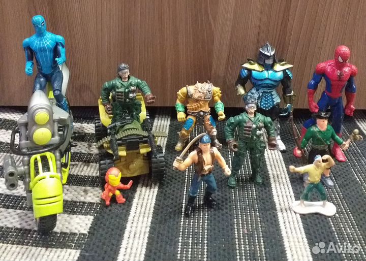 Игрушки человечки и транспорт