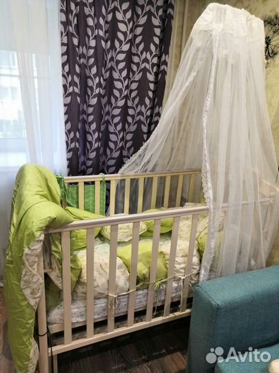 Детская кроватка с маятником
