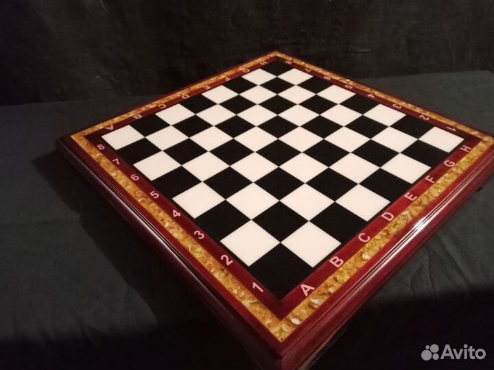 Шахматы янтарные. Доска шахматная. Шахматы
