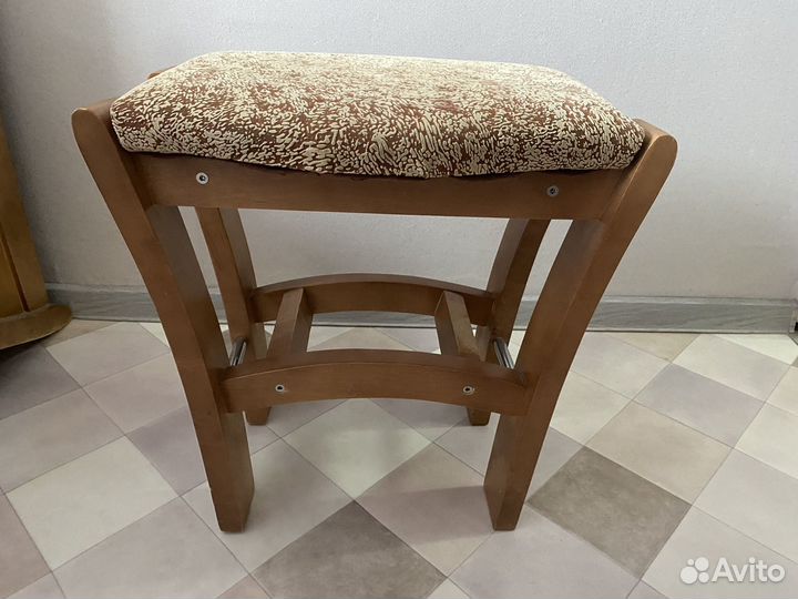 Кухонный уголок со столом и табуретами