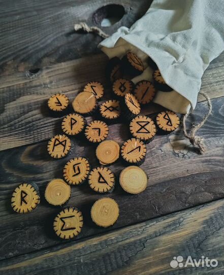 Скандинавские руны старший футарк из ясеня