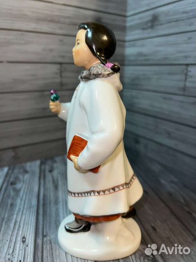 Статуэтка лфз Якутка с цветком и книгой