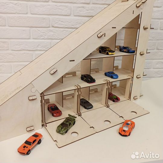Парковка трамплин для машинок из дерева