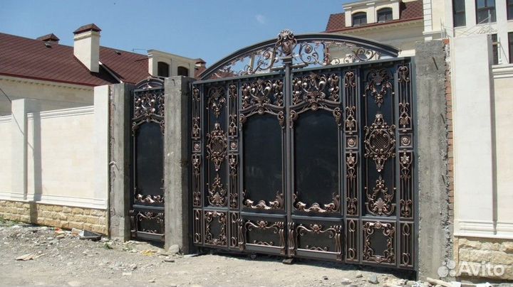 Распашные кованые ворота