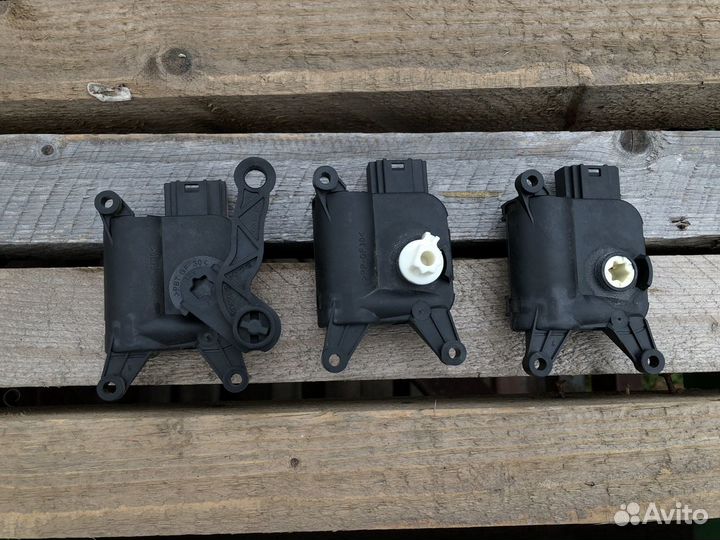 Моторчик заслонки печки Фольцваген Гольф 6