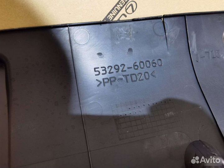 Накладка замка капота Toyota Land Cruiser 200