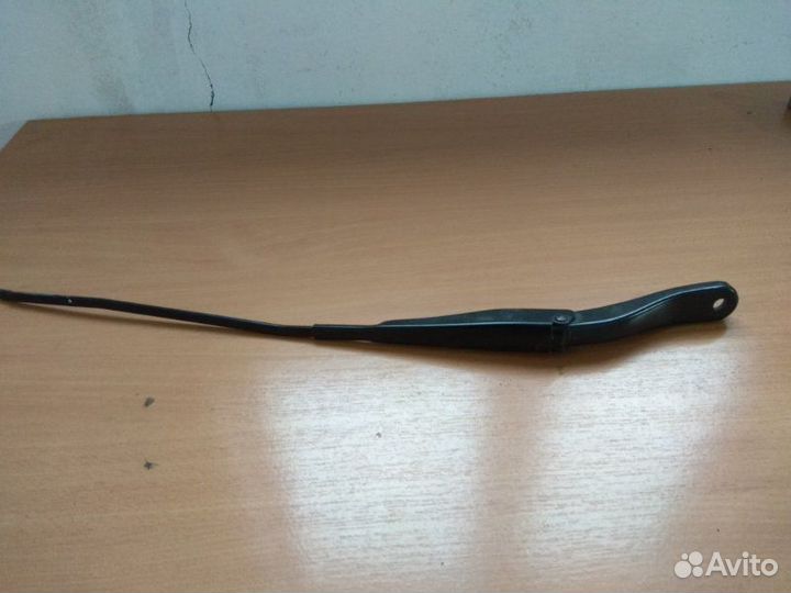 Поводок стеклоочистителя (дворников) Renault Logan